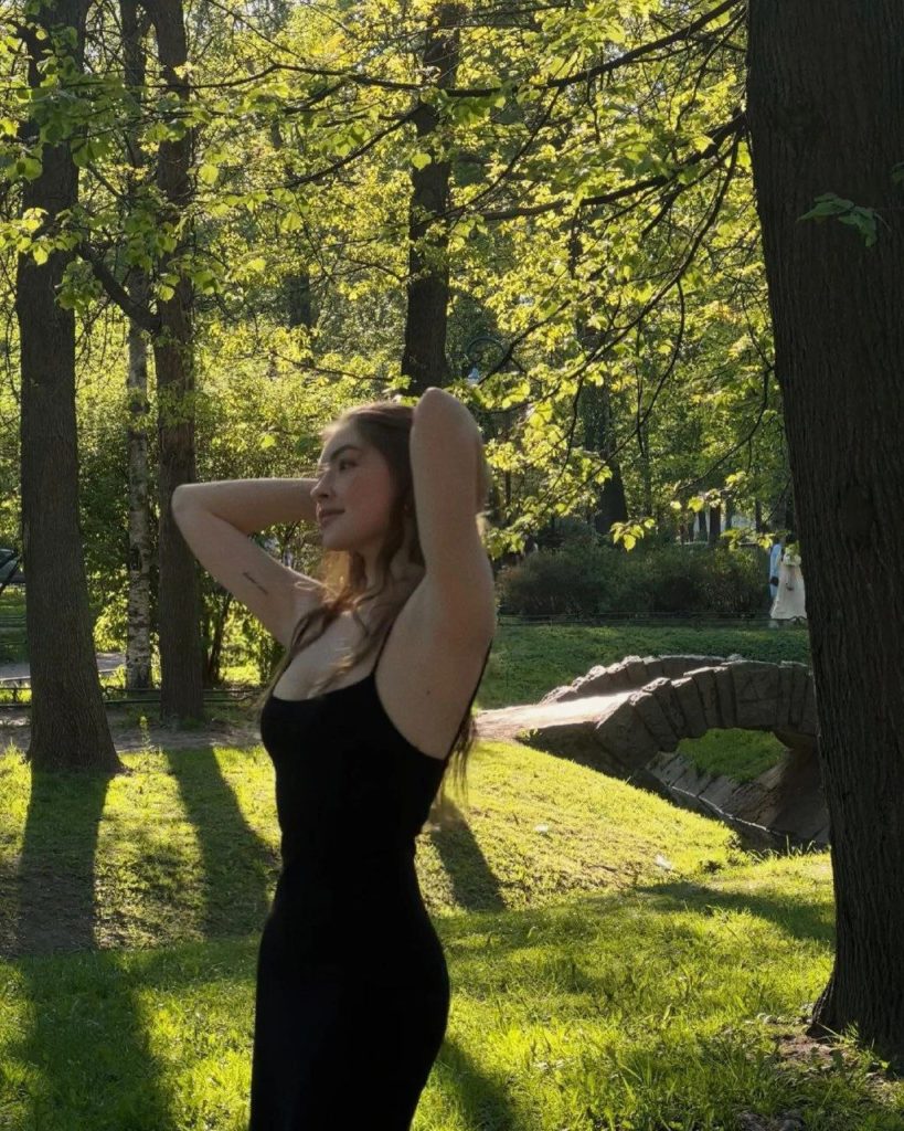 photo_5253936384442488859_y